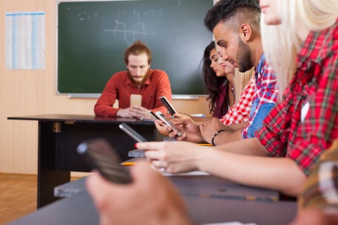 Quebec envisage interdire les telephones portables dans les salles de classe des ecoles publiques